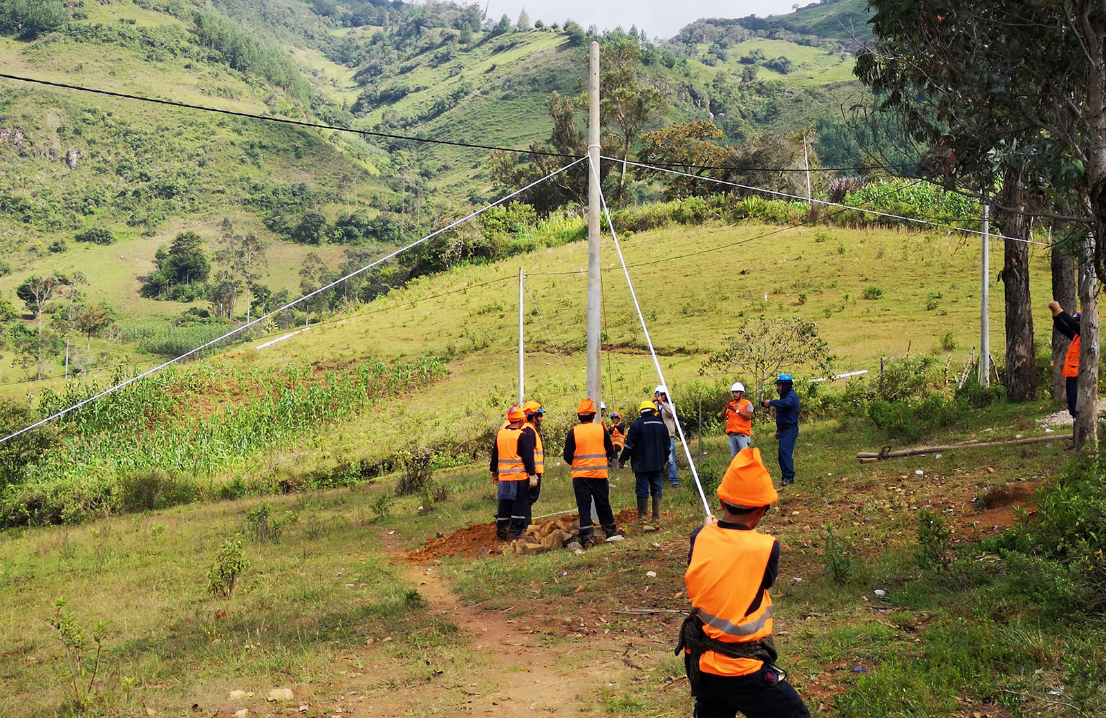 Montaje manual de postes para electrificación rural en Santa Cruz
Cajamarca