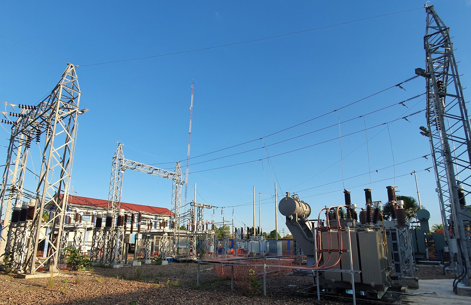 Transformador de Potencia, Patio de llaves y sala de control en sede Santa Rosa
ELECTRO ORIENTE